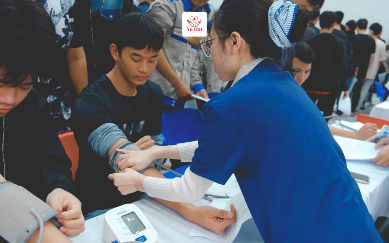 Khám sức khoẻ doanh nghiệp: đo huyết áp